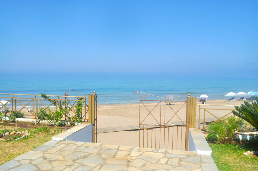 Nereides Suites - Eingang zum Strand