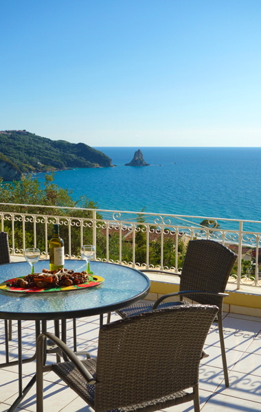 Panoramablick auf die Bucht von Agios Gordios